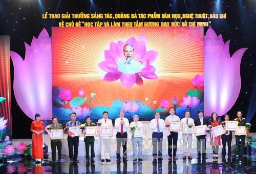 Вручены призы лучшим примерам кампании "Учиться и работать по примеру Хо Ши Мина" - ảnh 1
